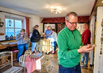 Mehrere Personen im Laden Haselstein